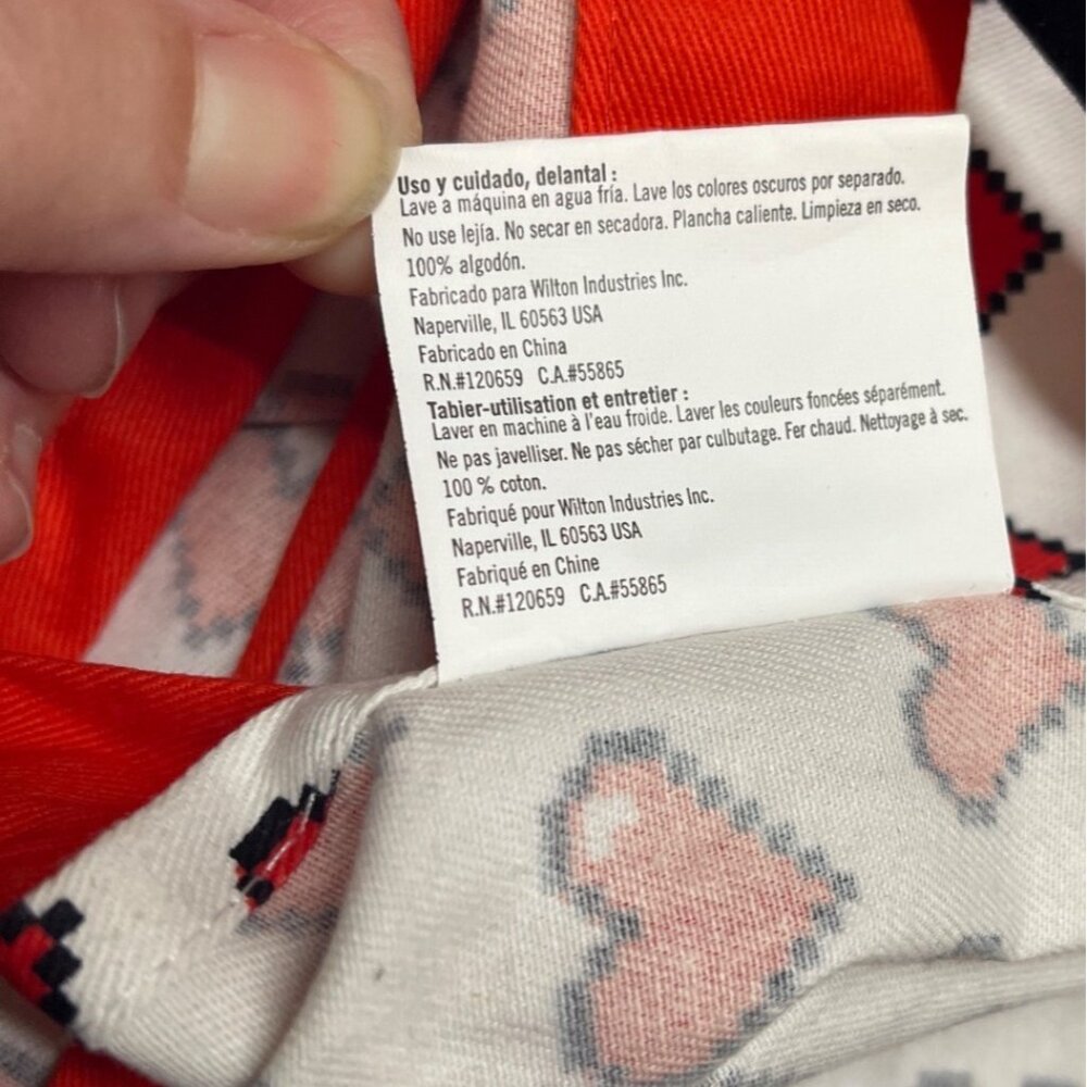 Wilton Rosanna Pansino Half Apron Red Pixel Heart Pockets Retro Kitchen New - Picture 8 of 8